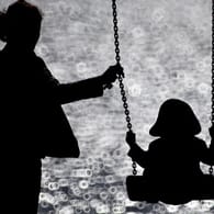 Alleinerziehende sind sehr viel häufiger von Armut bedroht als Eltern-Paare.