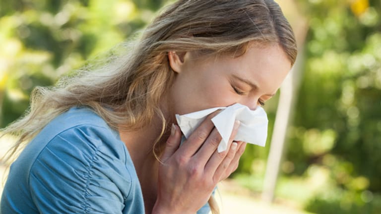 Durch sehr häufiges und kräftiges Naseputzen bei einer Erkältung können Gefäße in der Nasenschleimhaut verletzt werden.