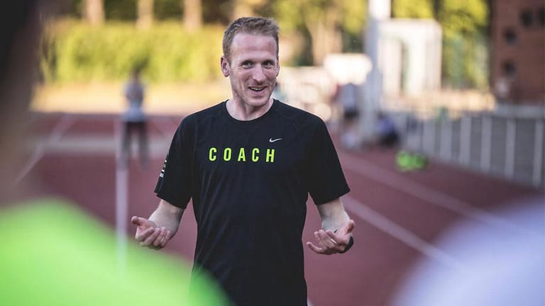 Langstreckenläufer und Europameister Jan Fitschen coacht Laufanfänger. Auch er gibt uns wertvolle Tipps. Zum Beispiel: "Setzten Sie sich ruhig ein großes Ziel und definieren Sie Zwischenziele auf dem Weg dorthin."