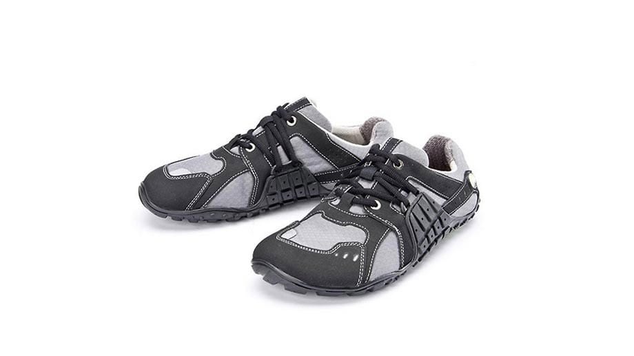 Laufen Sieauf weichem Waldboden, können Sie ein Barfußmodell probieren. Nach dem Motto: "So viel Schuh wie nötig, so viel barfuß wie möglich" stellt Joe Nimble Fast-Barfuß-Schuhe her. Das Besondere an den Nimbletoes (ab 150 Euro) ist ihre sogenannte Archraiser Schnürung, die den Fuß anheben soll. Hinter den weltweit erfolgreichen Laufschuhen steckt die badische Schuhmanufaktur Bär.