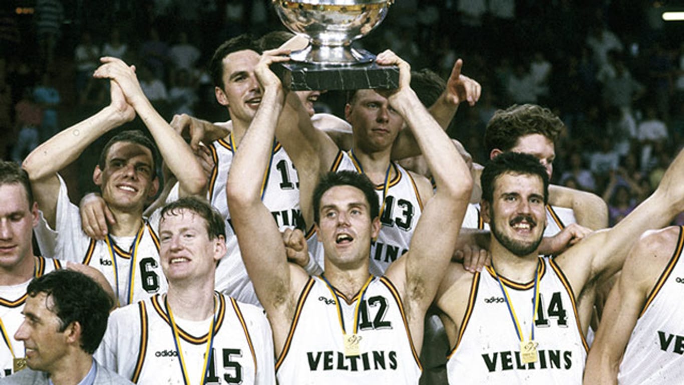 Hansi Gnad (Nr. 12) und das deutsche Team bei der Siegerehrung nach dem Finale 1993.