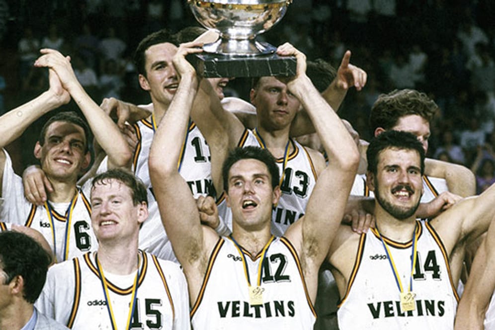 Hansi Gnad (Nr. 12) und das deutsche Team bei der Siegerehrung nach dem Finale 1993.