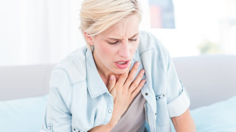 Ein häufiges Symptom der respiratorischen Azidose ist Atemnot. Ärzte müssen dann die Ursache der Übersäuerung finden, um diese zu behandeln.