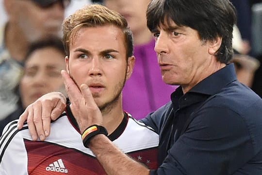Mario Götze (li., mit Bundestrainer Joachim Löw) wird gegen Polen von Beginn an spielen.