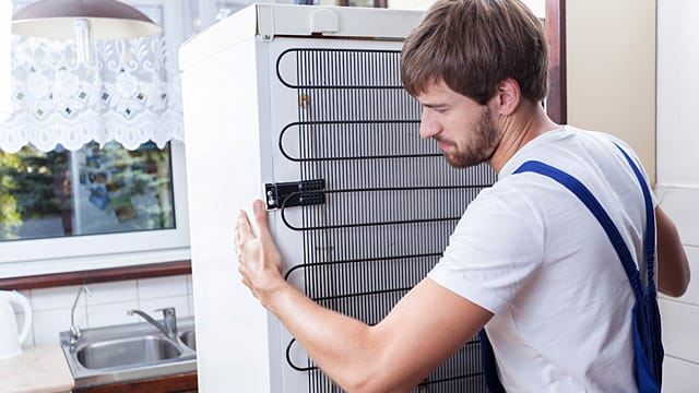 Ein alter Kühlschrank verbraucht zu viel Strom.