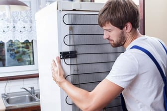 Ein alter Kühlschrank verbraucht zu viel Strom.