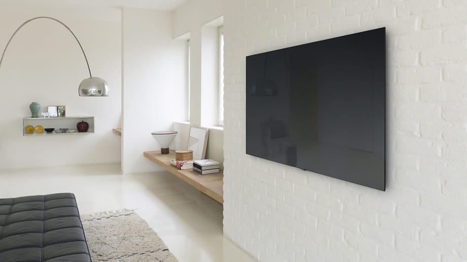 Der neu vorgestellte Sony Bravia X90C mit 4K-Auflösung und Google-TV-Betriebssystem macht mit seiner eleganten Gestaltung im Wohnzimmer einen guten Eindruck.