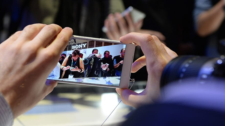 Viel Aufmerksamkeit für ein Smartphone: Sony zeigt auf der IFA sein neues Flaggschiff Xperia Z5.