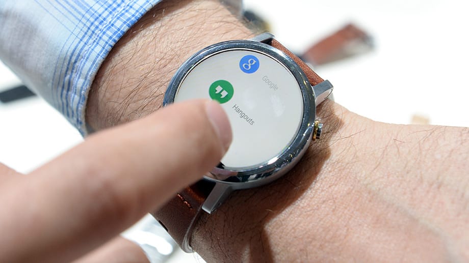 Mit der Moto 360 können über Android Wear SMS gesendet und Hangouts-Nachrichten bearbeitet werden. Mit der Moto 360 können über Android Wear SMS gesendet und Hangouts-Nachrichten bearbeitet werden.