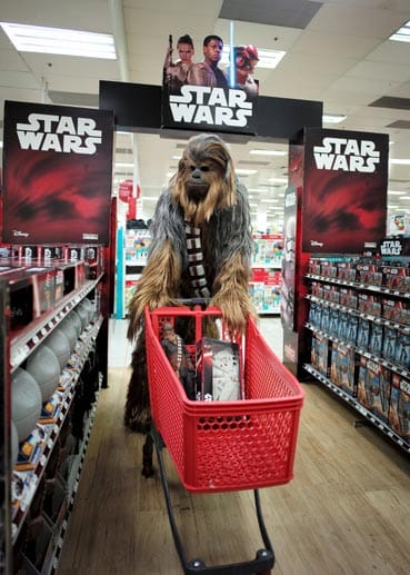 Auch Wookies gehen gerne shoppen: Ein als Chewbacca verkleideter Fan füllt sich in einem Spielzeugladen in Sydney den Einkaufswagen mit "Star Wars"-Spielzeug.