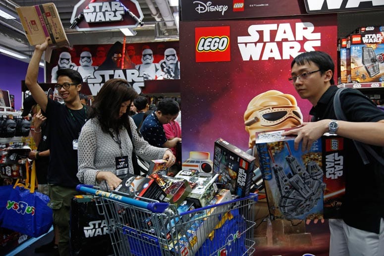 In Hong Kong wird ebenfalls freudig bei den Lego-"Star Wars"-Produkten zugegriffen. Der Spielzeughersteller aus Dänemark steuert 2015 auch dank der Lizenz für die Sternensaga auf einen Umsatzrekord zu.