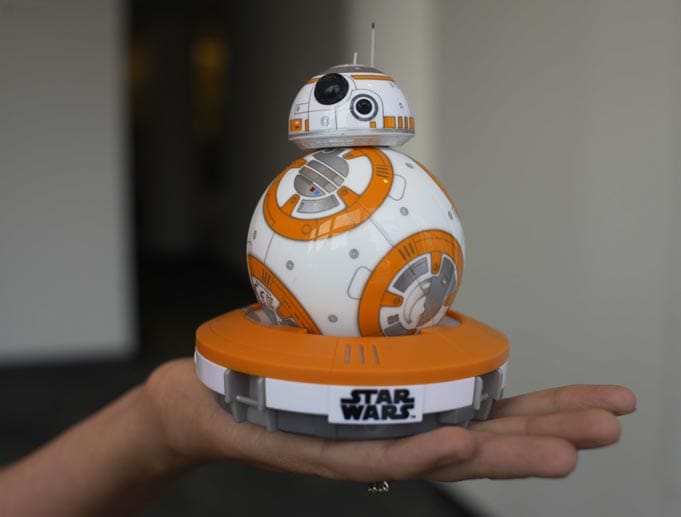 Ein Renner im diesjährigen Weihnachtsgeschäft dürfte auch dieses Modell des Droiden BB-8 aus dem kommenden "Star Wars"-Film werden. Das Spielzeug des Herstellers Sphero lässt sich mit dem Smartphone fernsteuern.
