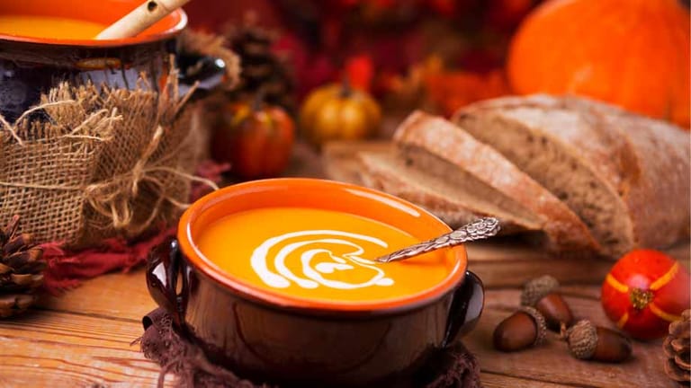 Orange Kürbissuppe: Sie zählt mit Sicherheit zu den Klassikern im Herbst. Obwohl für die Suppe jeder Kürbis verwendet werden kann, ist der Hokkaido-Kürbis der beliebteste. Dies liegt auch daran, dass die Schale essbar ist und einem das Schälen erspart bleibt. Zutaten wie Crème fraîche, Kartoffeln oder Ingwer verleihen dem köstlichen Herbstwärmer eine individuelle Note.