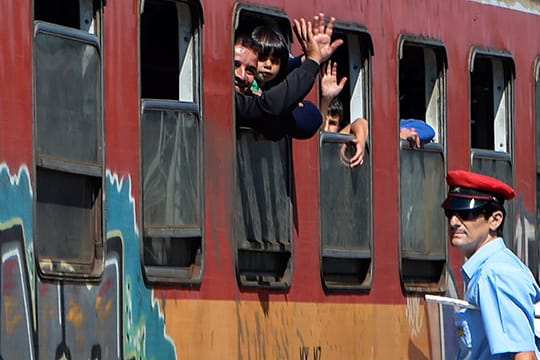 Flüchtlinge aus Syrien in Ungarn: Künftig sollen sie leichter nach Deutschland gelangen können.