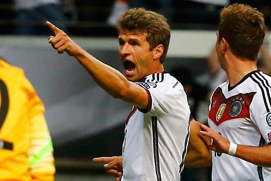 Packendes Spiel in Frankfurt: Thomas Müller bejubelt seinen Treffer zum 1:0.