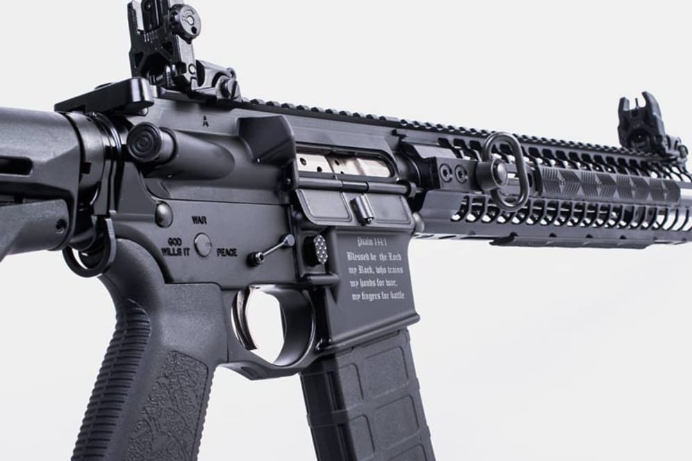 Das Anti-Islamisten-Sturmgewehr "Crusader" mit Bibel-Spruch.