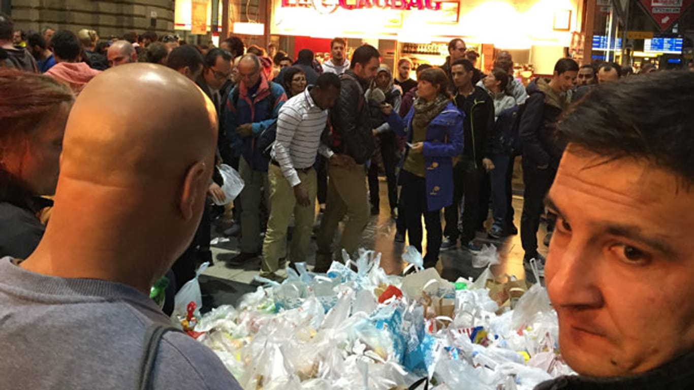 Am Frankfurter Hauptbahnhof werden Spenden an ankommende Flüchtlinge verteilt.