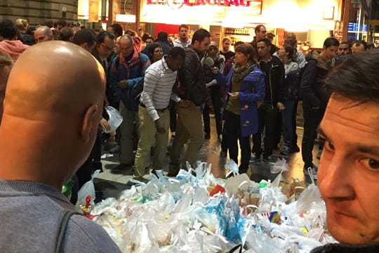 Am Frankfurter Hauptbahnhof werden Spenden an ankommende Flüchtlinge verteilt.