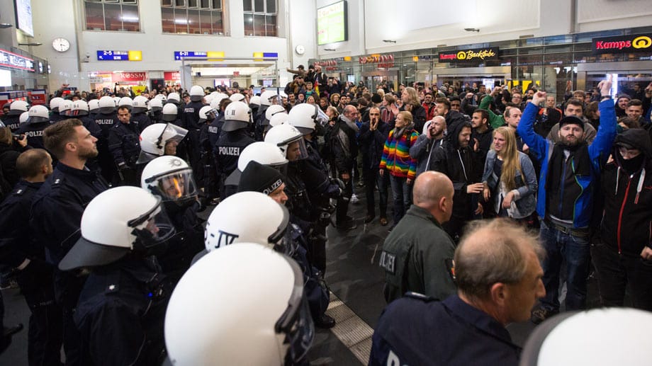 Rechtsextremisten demonstrieren in Dortmund gegen Flüchtlinge. Linke Protestler stellen sich ihnen in den Weg.