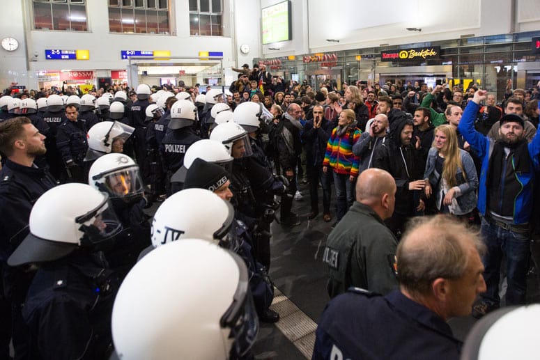 Rechtsextremisten demonstrieren in Dortmund gegen Flüchtlinge. Linke Protestler stellen sich ihnen in den Weg.