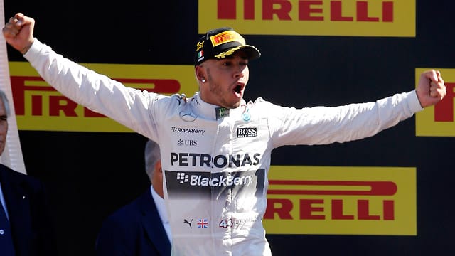 Lewis Hamilton bejubelt seinen souveränen Sieg in Monza.