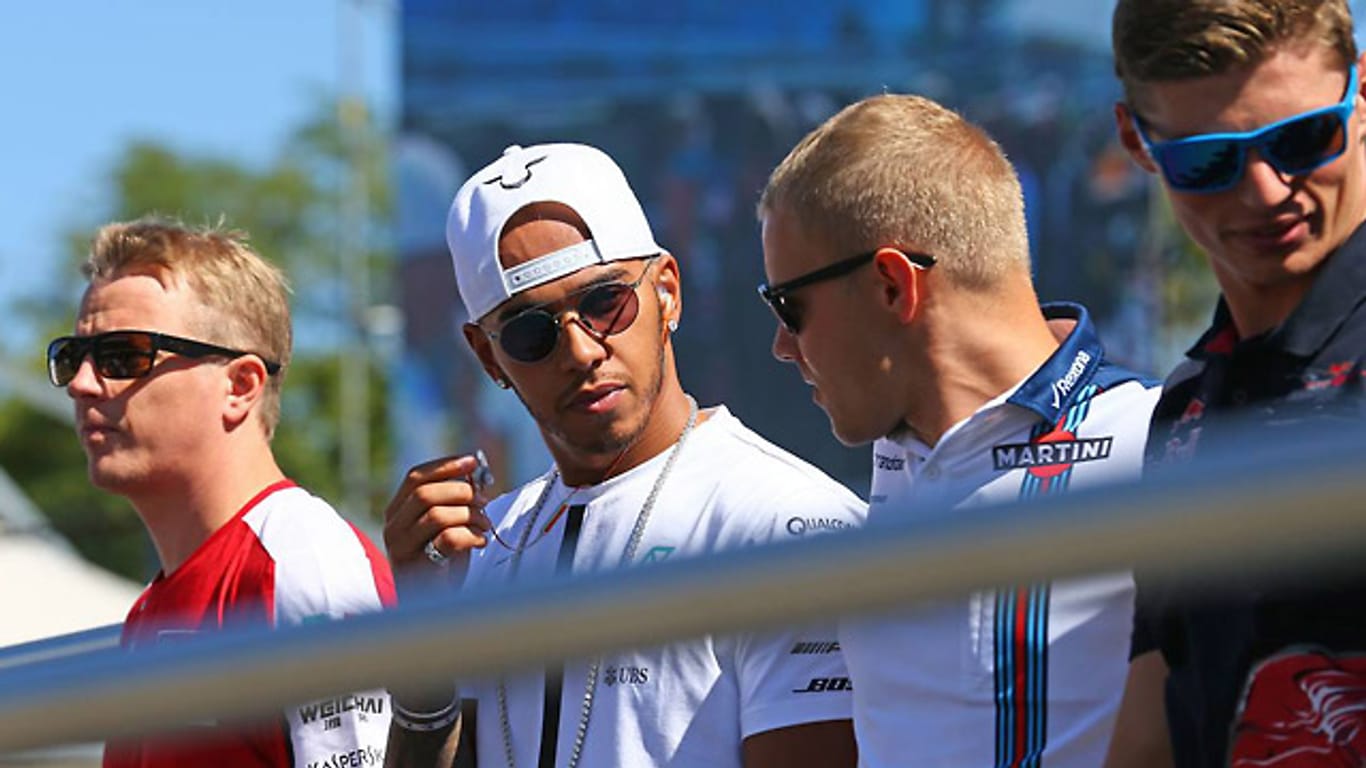 Lewis Hamilton mit Kopfhörern und Kappe bei der Schweigeminute für Justin Wilson.