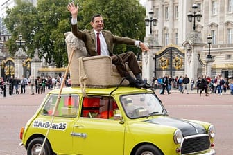 Er kann es noch: Rowan Atkinson macht als Mr. Bean die Londoner Straßen unsicher.