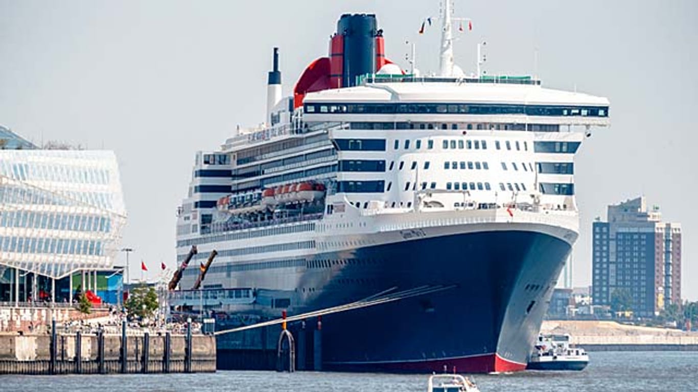 Die "Queen Mary 2" bei einem ihrer vergangenen Hamburg-Besuche. Zu den Cruise Days 2015 wird sie etwas außerhalb anlegen.