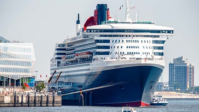 Die "Queen Mary 2" bei einem ihrer vergangenen Hamburg-Besuche. Zu den Cruise Days 2015 wird sie etwas außerhalb anlegen.