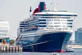 Die "Queen Mary 2" bei einem ihrer vergangenen Hamburg-Besuche. Zu den Cruise Days 2015 wird sie etwas außerhalb anlegen.