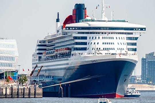 Die "Queen Mary 2" bei einem ihrer vergangenen Hamburg-Besuche. Zu den Cruise Days 2015 wird sie etwas außerhalb anlegen.