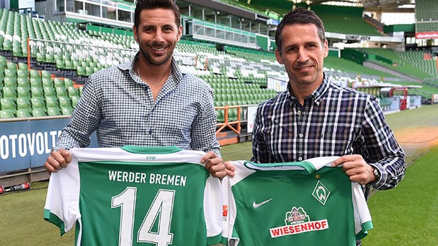 Alte Liebe rostet nicht: Claudio Pizarro (li.) bei seiner Vorstellung im Bremer Weserstadion. Alte Liebe rostet nicht: Claudio Pizarro (li.) bei seiner Vorstellung im Bremer Weserstadion.