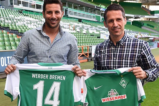 Alte Liebe rostet nicht: Claudio Pizarro (li.) bei seiner Vorstellung im Bremer Weserstadion.