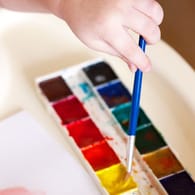 Werden Kinder, die mit der linken Hand malen, später mal Künstler?