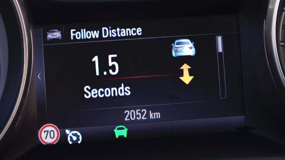 Abstandswarner: Mit Hilfe der Frontkamera scannt das System vorausfahrende Fahrzeuge und berechnet die Distanz zum eigenen Auto.