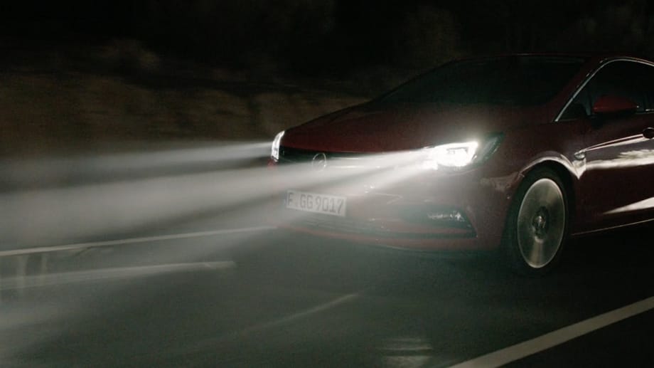 Das Voll-LED-Matrix-Licht IntelliLux ermöglicht das Fahren mit blendfreiem Fernlicht.