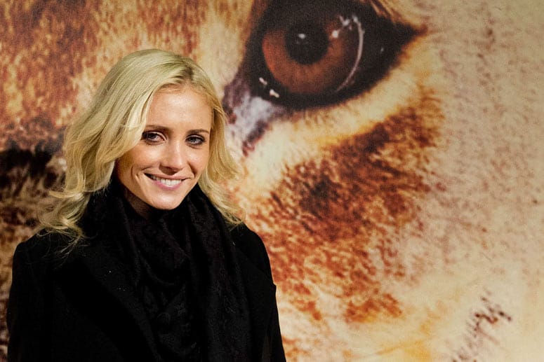 Topmodel Yfke Sturm ist nach einem schweren Sturz wieder aus dem Koma erwacht.