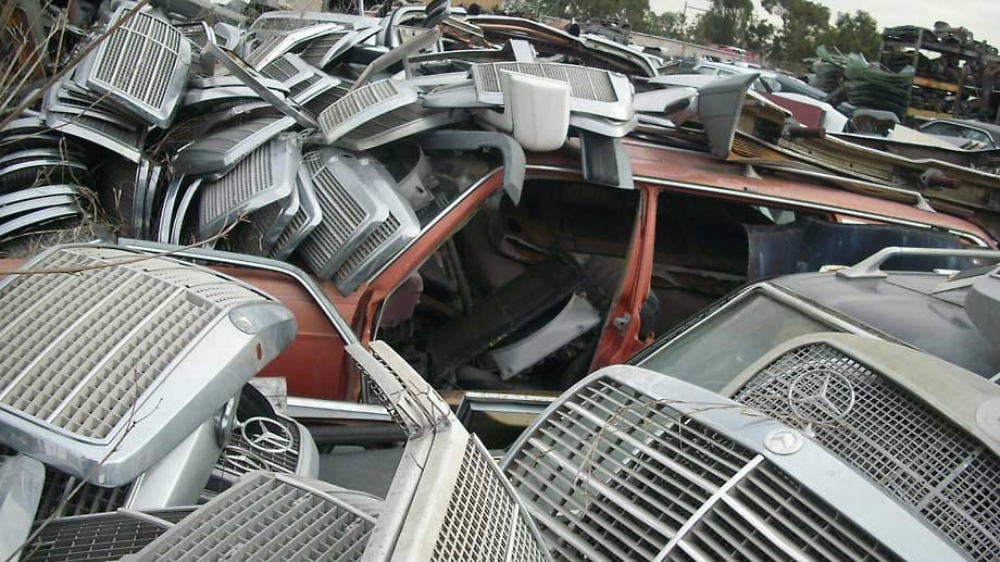 Das Paradies für Autoschrauber: Hunderte alte Mercedes-Kühlergrills auf einem Schrottplatz in Kalifornien.
