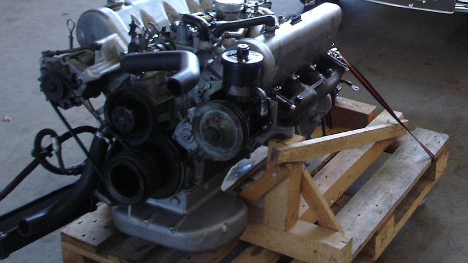Ach ja, da fehlt doch noch was: Der überholte Motor des 350 SL vor dem Einbau.