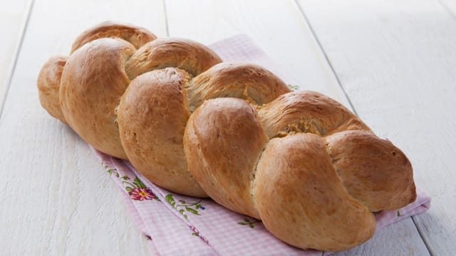 Mit einem pikanten Osterzopf bringen Sie Pfiff in Ihren Osterbrunch.