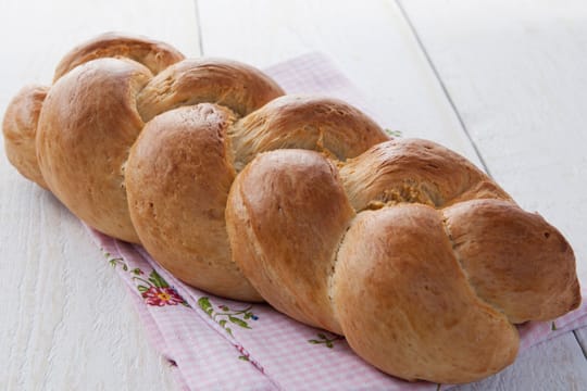 Mit einem pikanten Osterzopf bringen Sie Pfiff in Ihren Osterbrunch.