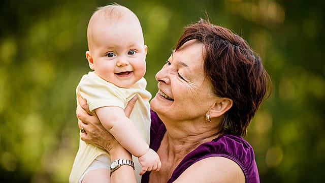 Großeltern: Oma kümmert sich um die Enkel - Forscher behaupten, dass nur deshalb die Partnerschaft von Frau und Mann funktioniert.