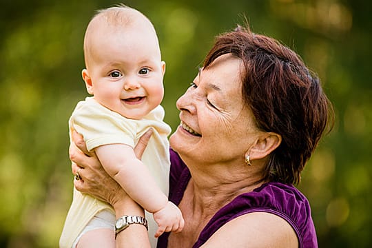 Großeltern: Oma kümmert sich um die Enkel - Forscher behaupten, dass nur deshalb die Partnerschaft von Frau und Mann funktioniert.