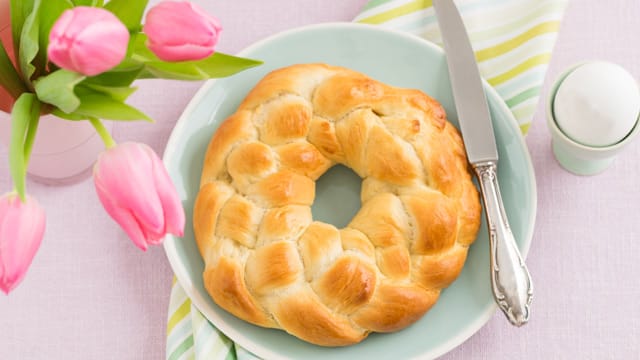 Dank eines selbstgemachten Osterzopfs mit Marzipan und Haselnuss können Sie Ihrer Familien eine Freude bereiten.