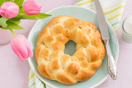 Dank eines selbstgemachten Osterzopfs mit Marzipan und Haselnuss können Sie Ihrer Familien eine Freude bereiten.