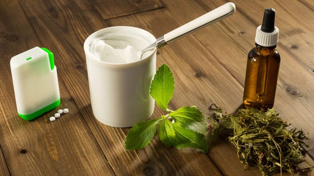 Stevia ist nicht nur als Tablette, sondern auch als Pulver, flüssiger Extrakt und in getrockneter Form erhältlich.