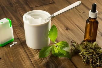 Stevia ist nicht nur als Tablette, sondern auch als Pulver, flüssiger Extrakt und in getrockneter Form erhältlich.