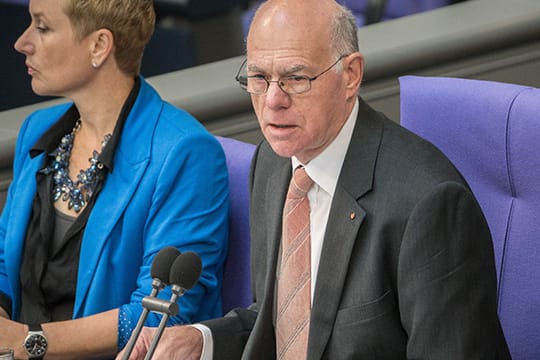 Norbert Lammert verurteilt Pöbeleien und gewaltsame Übergriffe gegen Flüchtlinge.