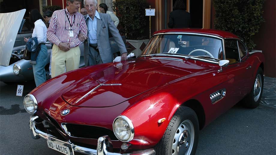 Ein BMW 507 aus dem Baujahr 1957 mit Besitzer Maret und Designer Albrecht Graf Goertz bei Concorso dEleganza Villa DEste 2004.