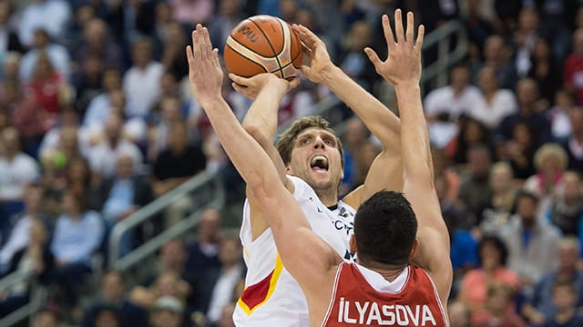 Da hilft es auch nicht, dass sich Dirk Nowitzki ganz lang macht. Die deutschen Basketballer verlieren ihr EM-Gruppenspiel gegen die Türkei.